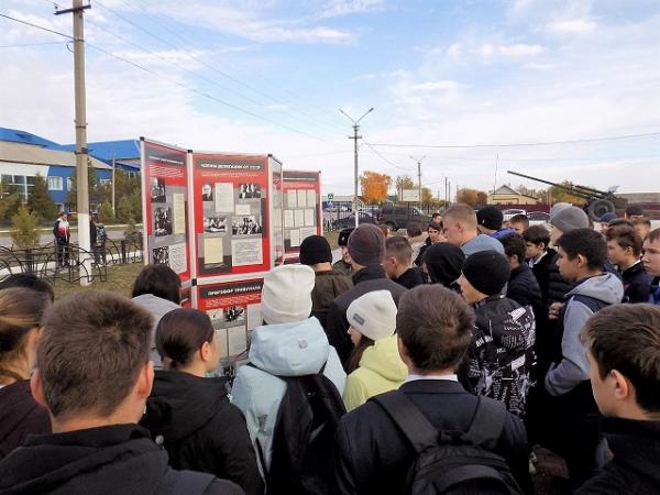 Сотрудники Пограничного управления ФСБ России вместе с варненскими студентами заложили Аллею Славы